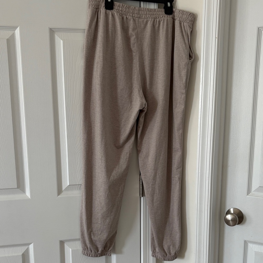 Vuori Women’s Boyfriend Joggers - Picture 9 of 15